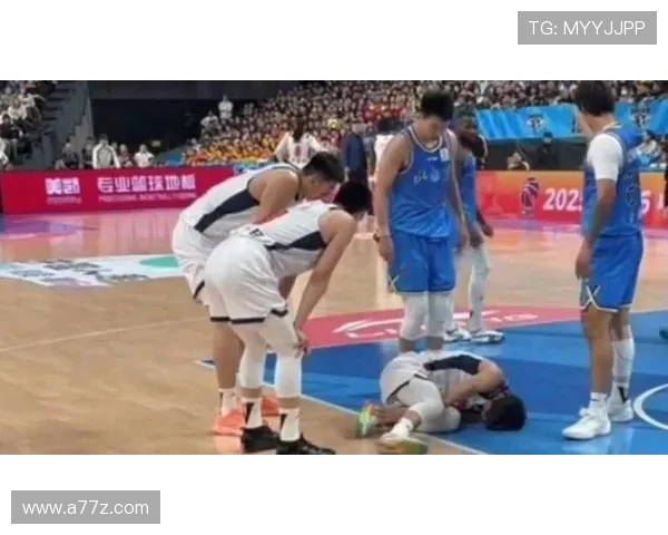 媒体人曝徐杰赛后画面 回酒店赤脚行走 状态无碍 篮球伤情更新